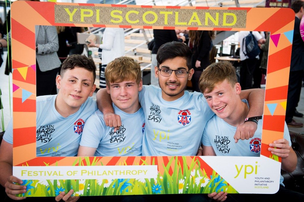 Un groupe de garçons posant pour YPI Scotland